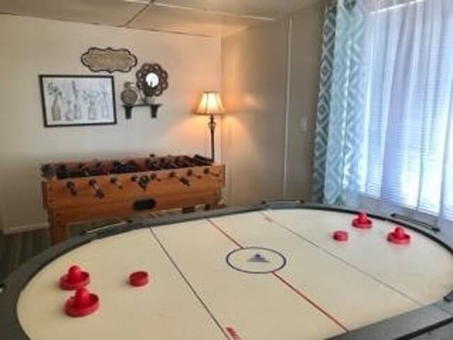 Building Photo - WINTER VACATION RENTAL - 4 Bedroom/1.5 Bath