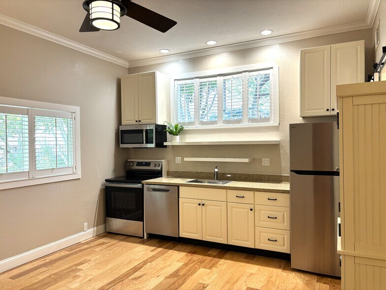 Kitchen - 1340 Hospital Rd