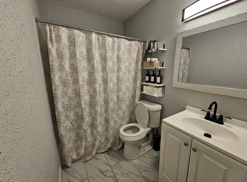 Main bathroom - 7886 Hamlet St