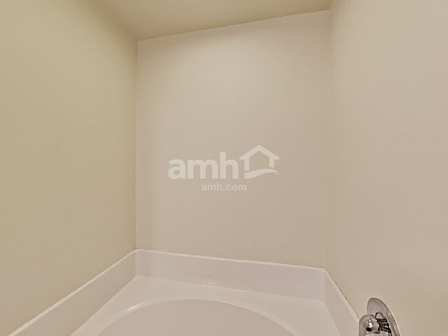 Building Photo - 1760 Chinook Ave