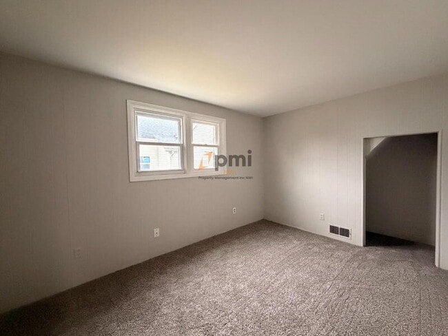 Building Photo - 121 S Porter St