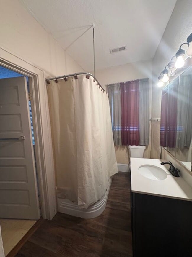 Building Photo - 911 E 4th St