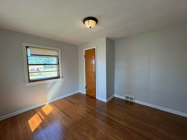 Building Photo - 1482 Dille Rd