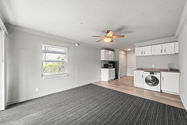 Building Photo - 8050 Baymeadows Cir W