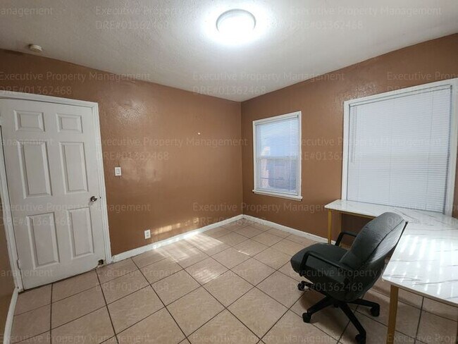 Building Photo - Charming 2 bedroom, 1 bathroom house near ...