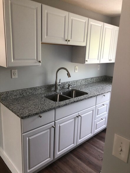 Building Photo - 93 1/2 Lake St