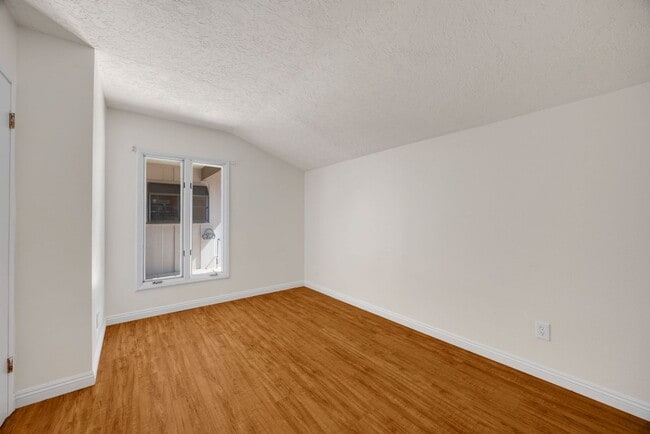 Building Photo - Adorable 3 Bed / 2 Bath Home w/ Detached 2 Car Garage