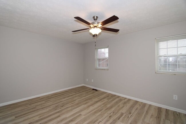 Building Photo - 2 Bed 1.5 Bath Condo