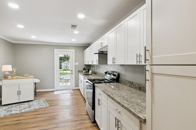 Building Photo - 1606 Oaks Dr