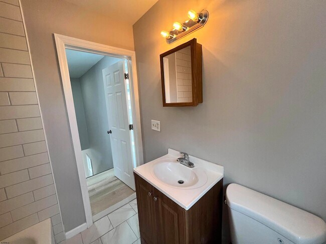 Building Photo - 21 S Spray Ave