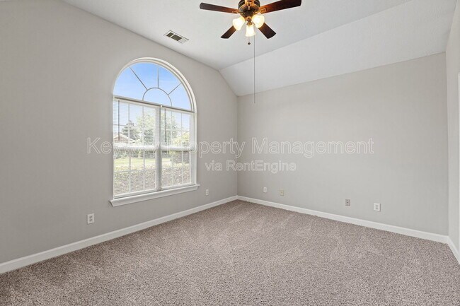 Building Photo - 633 Ventana Dr