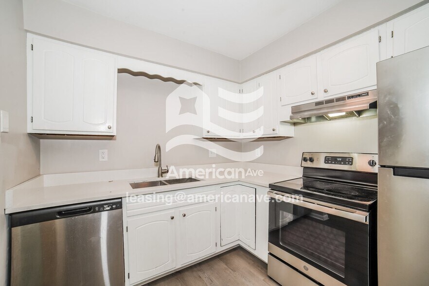 Building Photo - 3703 N Molleck Dr