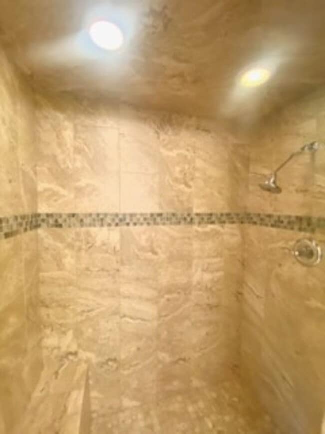 Building Photo - 5 bed / 3.5 bath Ranch House