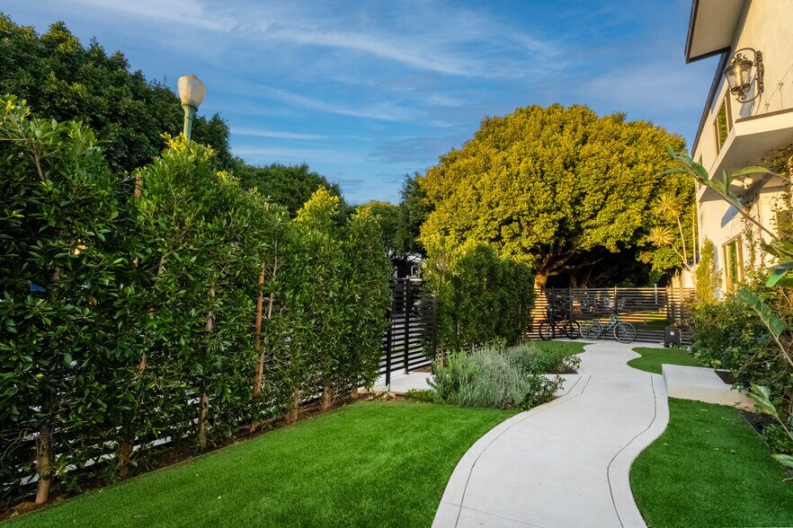 Building Photo - 920 Marine St