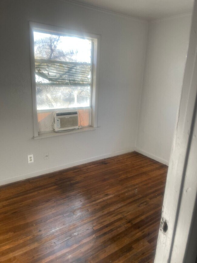 Building Photo - 3 bedroom plus garage