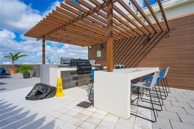 Building Photo - 3250 NE 1st Ave