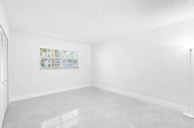 Building Photo - 500 Oaks Ln