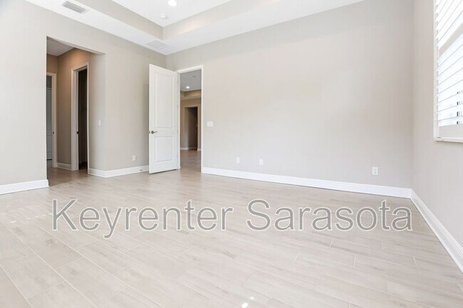 Building Photo - 6133 Lungo Lago Dr