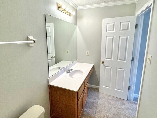 Building Photo - Perfect home for roommates within walking ...