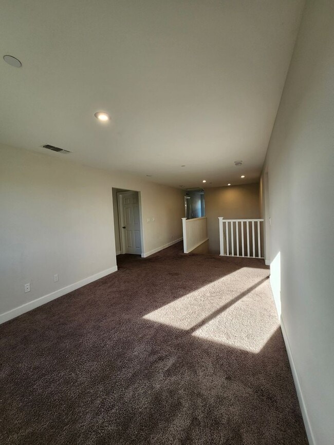 Building Photo - Beautiful Plumas Lake home on a large lot with SOLAR