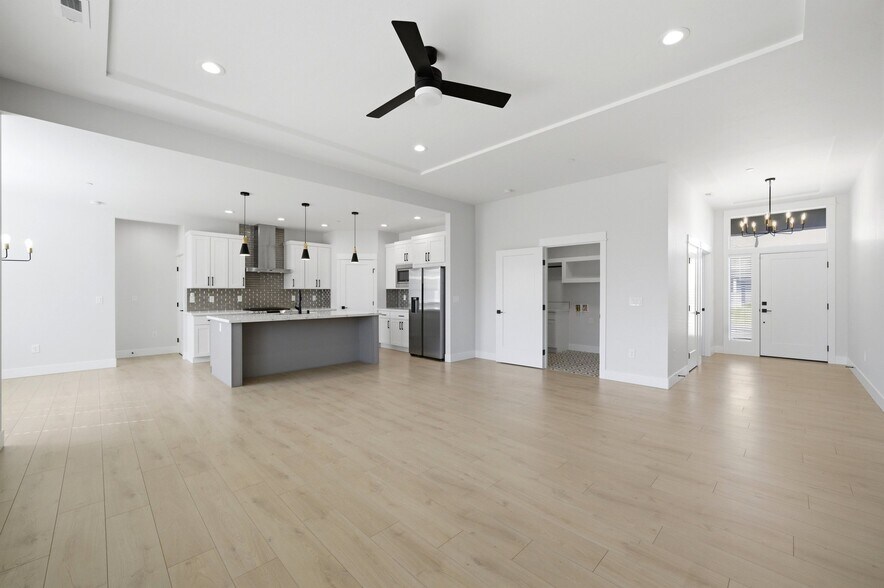 Building Photo - 2548 Casa Bella Ave