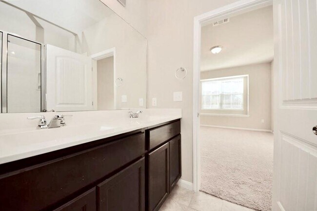 Building Photo - 2880 Donnell Dr
