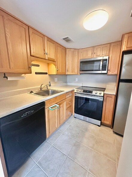 Building Photo - 308 Miracle Strip Pkwy SW