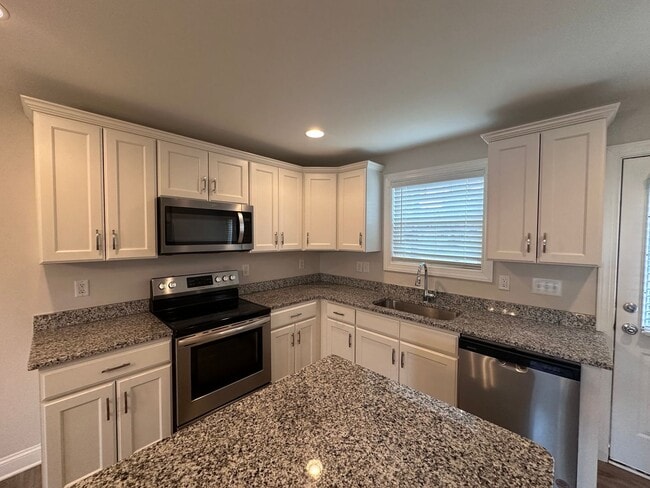Building Photo - Modern 3BR/2.5BA Duplex – Perfect Location...