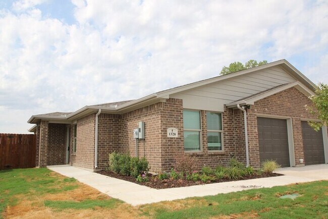 Building Photo - SENSATIONAL 3/2/ Duplex Home Coming Soon i...