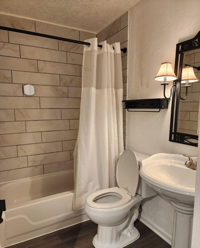 Building Photo - Beautiful house for Lease in Manor Downtow...