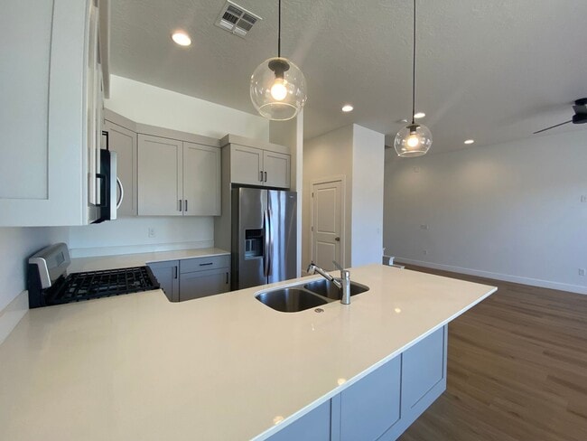 Building Photo - SPACIOUS TOWNHOME AVAILABLE FOR RENT
