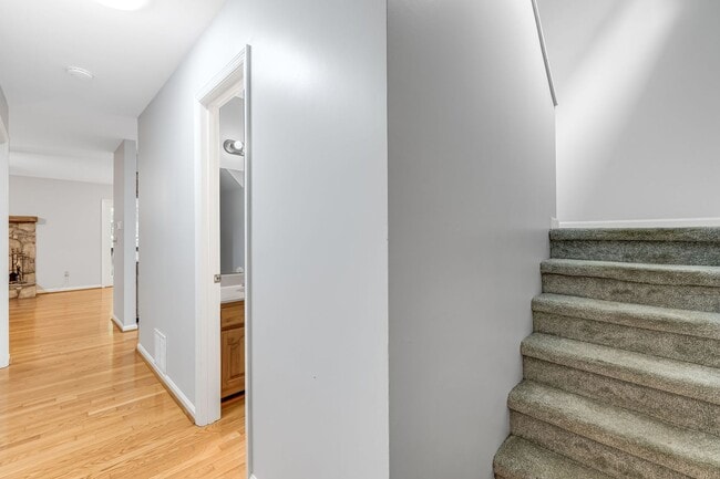 Building Photo - Bright 2-Bedroom Townhouse with Garage & Pool on Tunnel Road (6-Month & 12-Month Options Available)