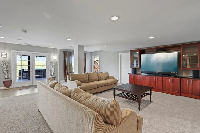 Building Photo - 22 Doral Dr