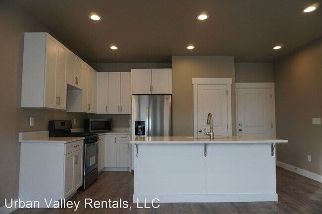 Building Photo - 3 br, 3.5 bath House - 720 E. Ryder Park Ln.