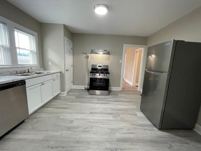 Building Photo - Newly Renovated Just For You! 3 Beds/1 Bat...