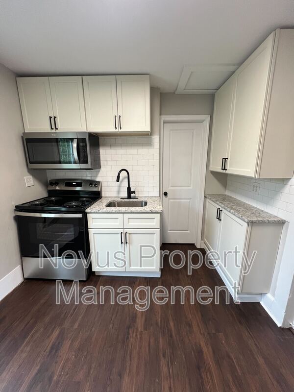 Building Photo - 304 Cedar St