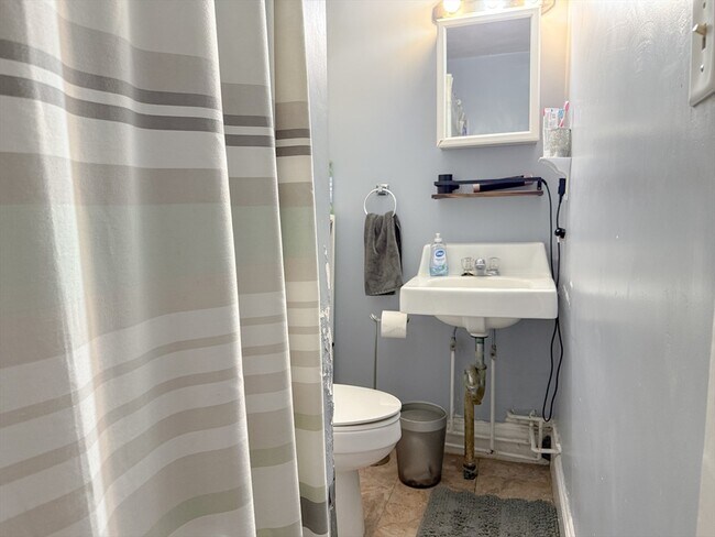 Building Photo - 173 Elm St