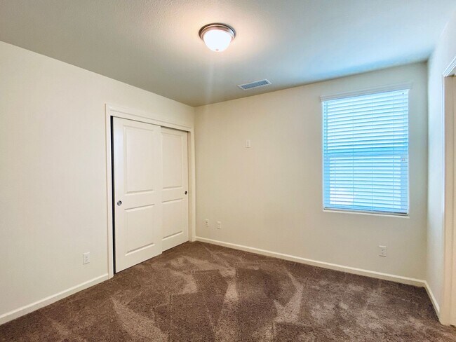 Building Photo - $2,395 Belmont & Fowler, 3 Bedroom - N Eli...