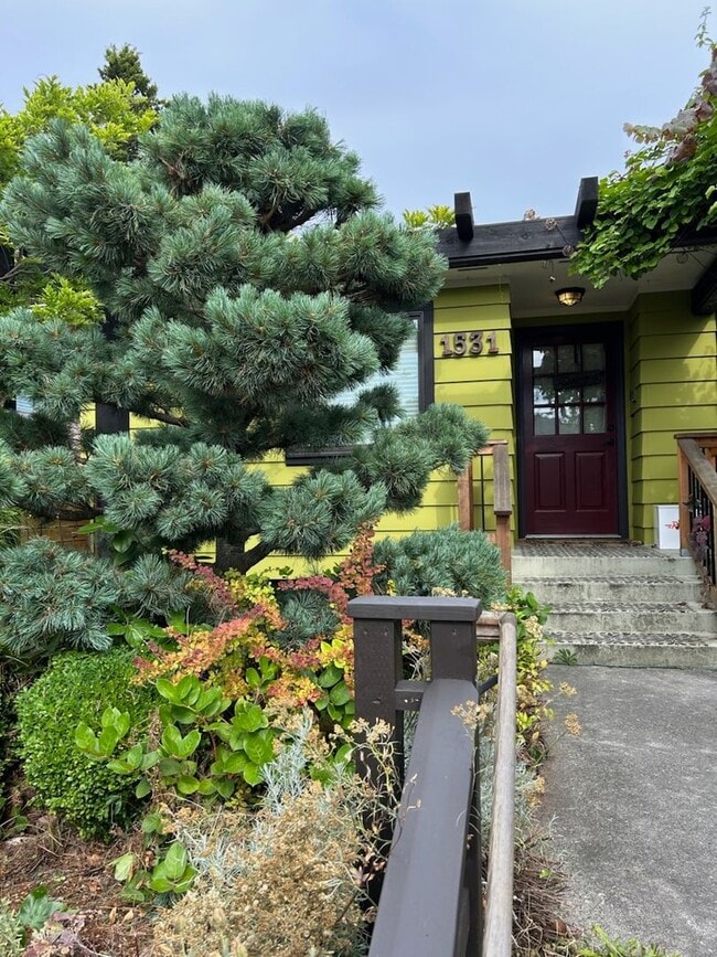 Building Photo - Cozy 2 Bedroom in Charming Everett Neighbo...