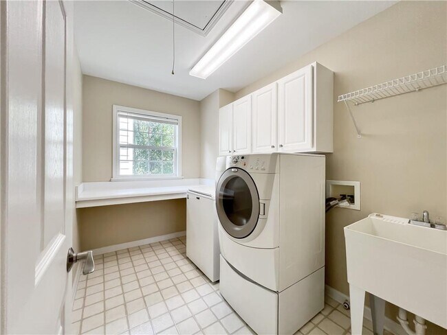 Building Photo - 1670 Laleiah Dr