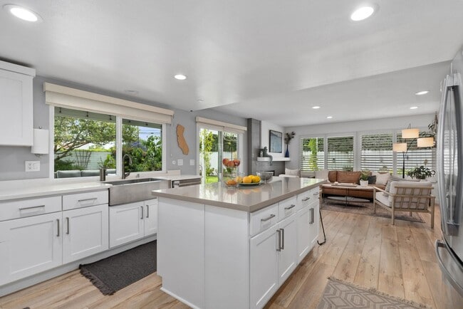 Building Photo - Stunning completely renovated home in Tustin