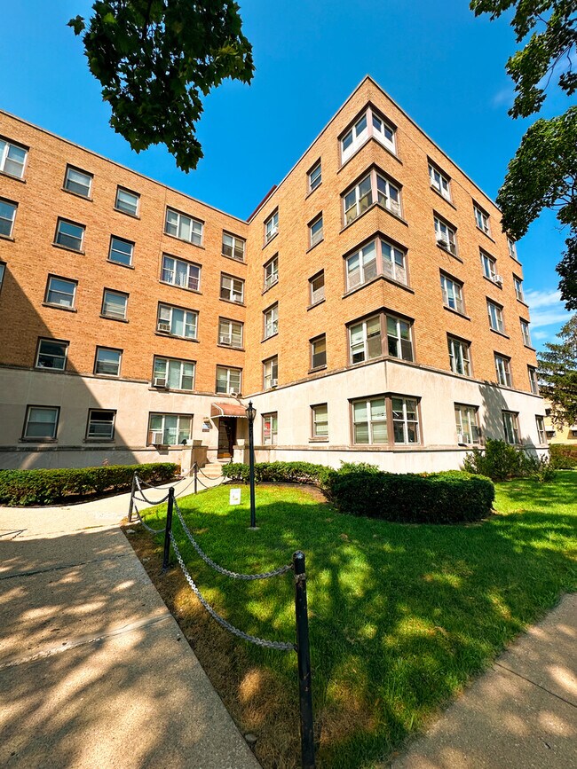 Building Photo - 2606 W Balmoral Ave