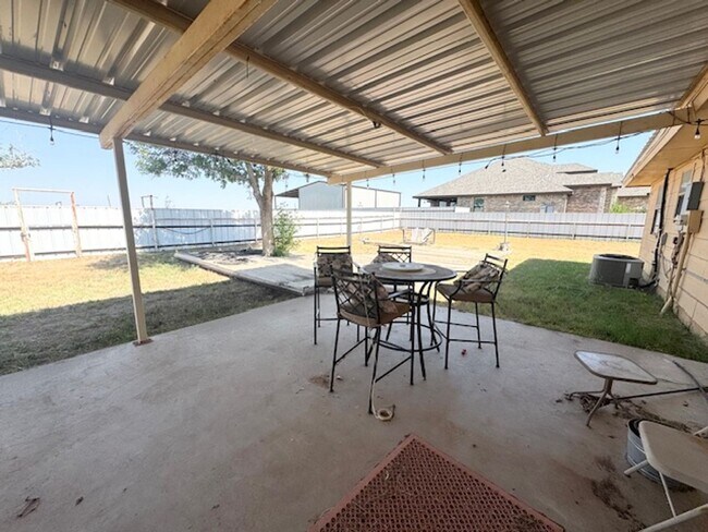 Building Photo - Country Living! 4 Bed 2 Bath Ready to Rent...