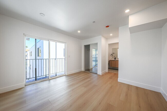 Building Photo - 1237 N Orange Dr