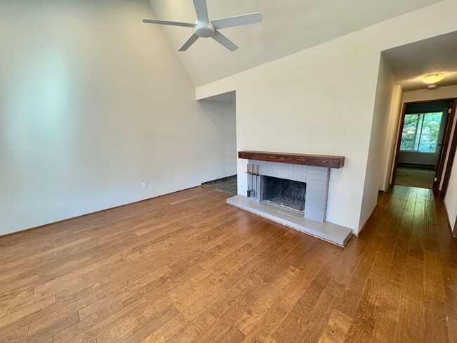 Building Photo - Woodlake Condo!!!