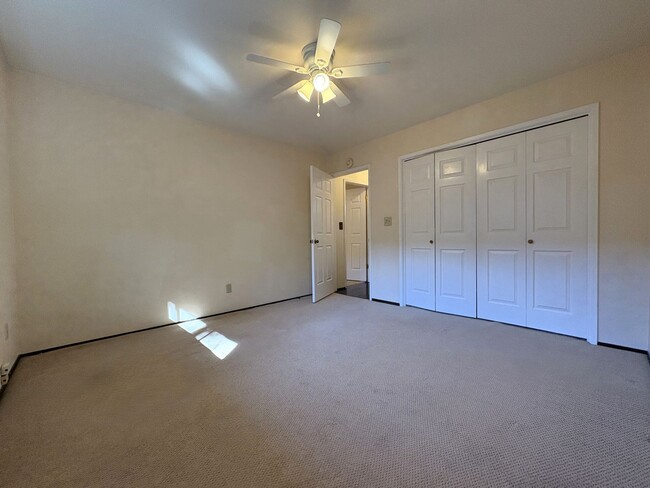 Building Photo - Spacious 3BD/2BA Redwood City Home | Two L...