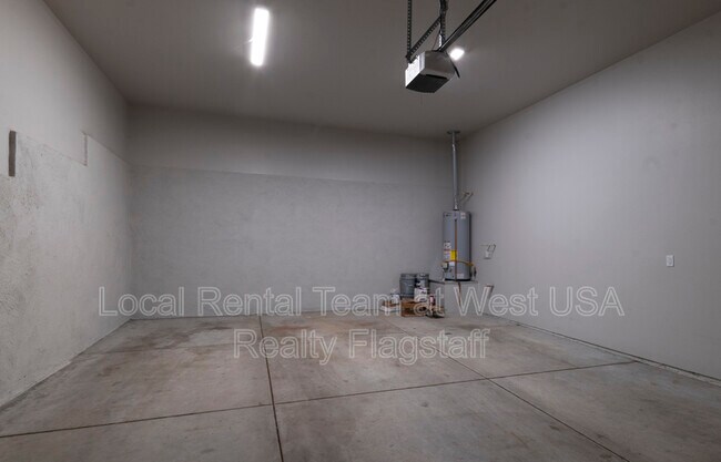 Building Photo - 781 N Forest View Dr