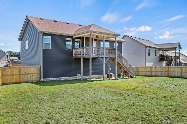 Building Photo - Beautiful Like-New Split Foyer Home Off Ex...