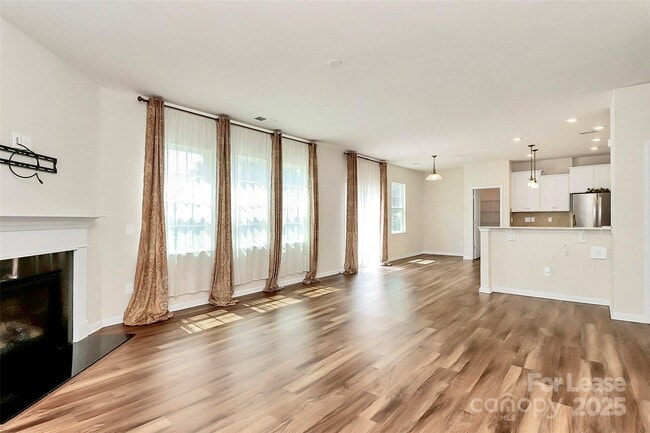 Building Photo - 16027 Harbor Hill Dr