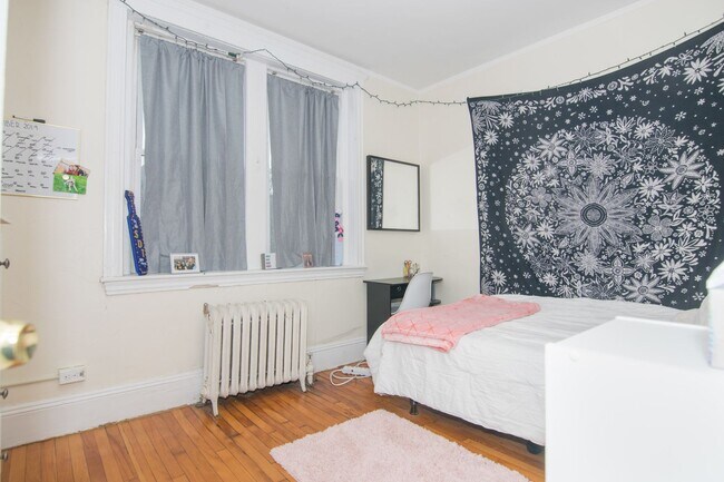 Building Photo - Brookline 3 Bed – 935 Sq Ft – Heat & Hot Water Included – Renovated – 9/1